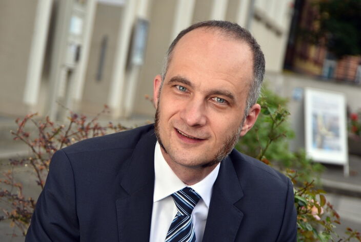 farbiges Porträtbild von Prof. Dr.-Ing. Timo Mappes