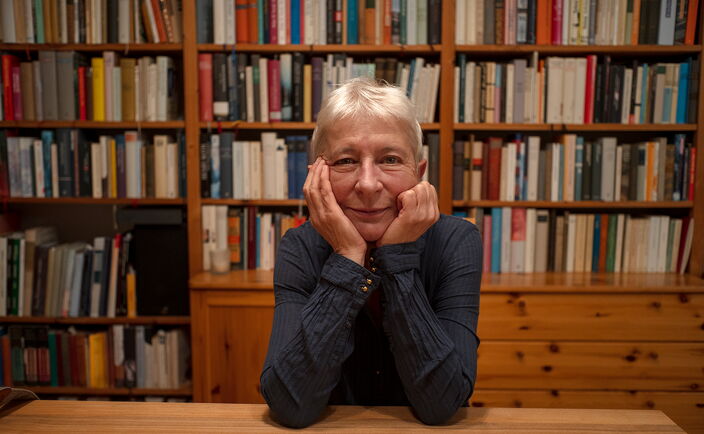 Farbfoto von Steffi Böttger, Kopf in Arme gestützt